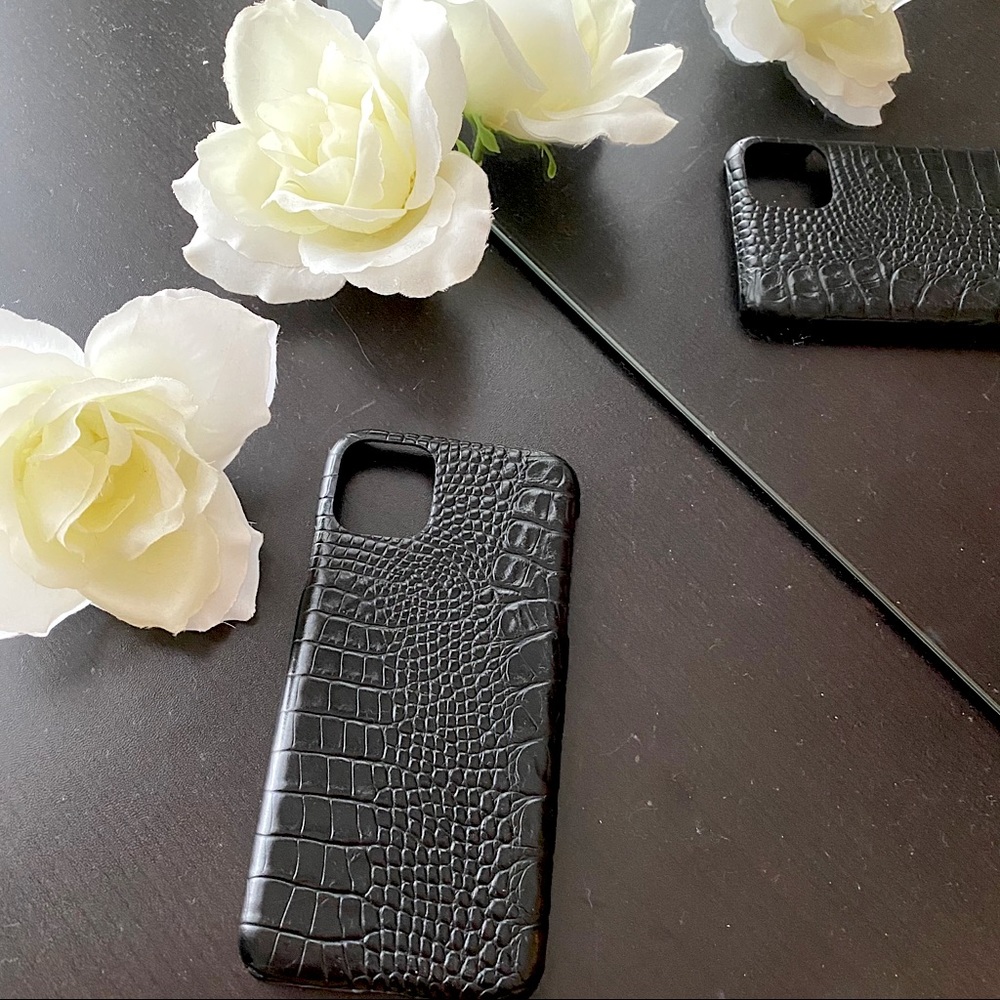 Chic Geeks Faux Crocodile 11 max iPhone case